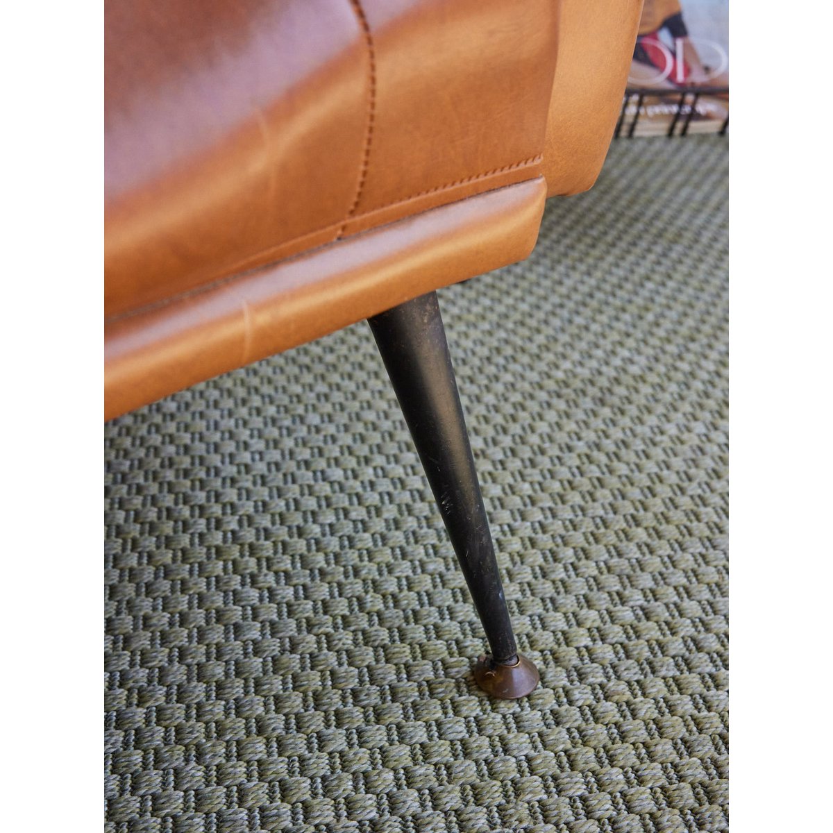 Fauteuil en skaï Jakob N°1321 - Bon état marron, DEBONGOUT