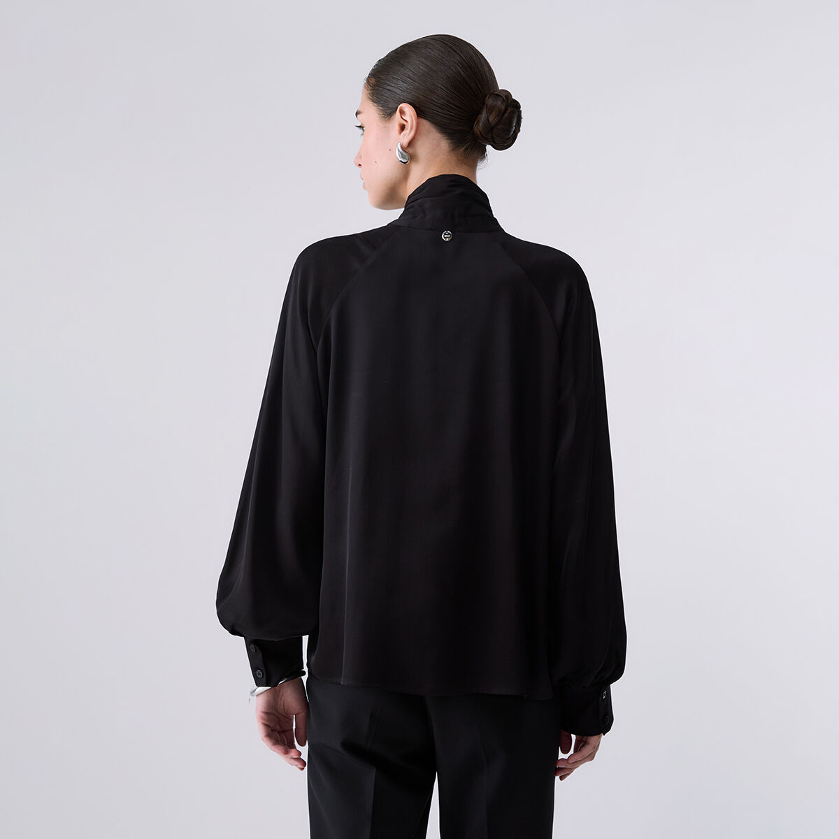 Blouse en satin avec nœud noir, LIU JO