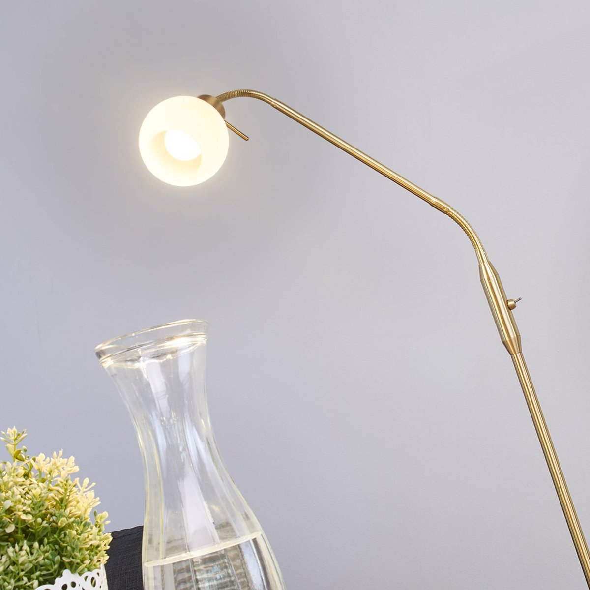 Lampadaire en métal moderne, Elaina laiton, blanc opale, LINDBY