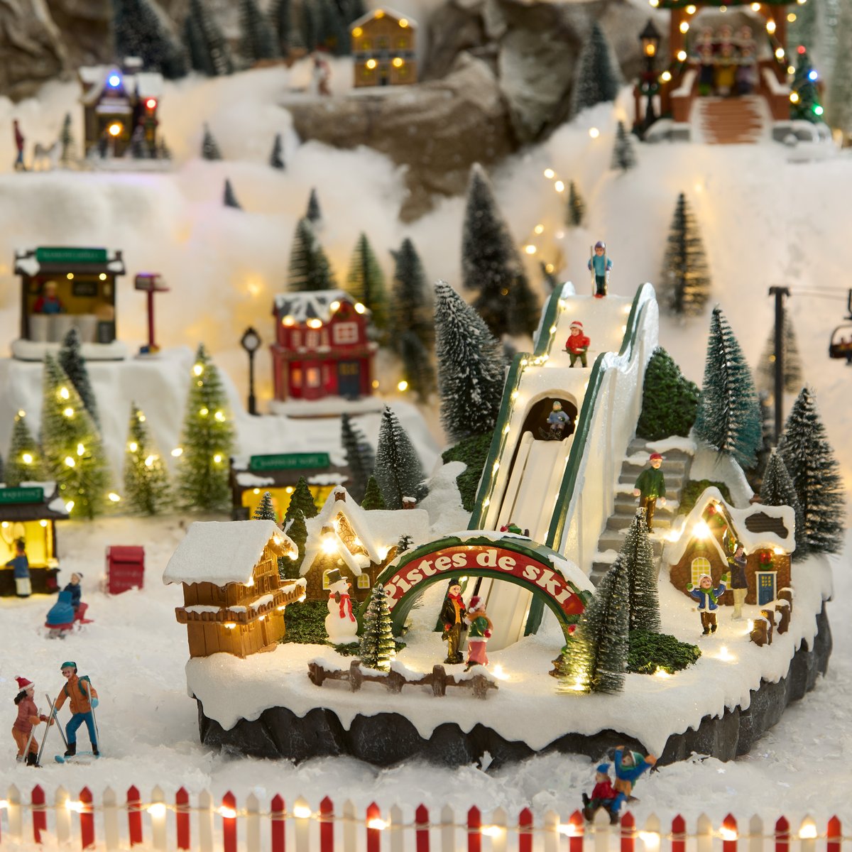 Village de Noël lumineux piste de ski animé et musical 49 LED sur secteur multicolore, FEERIC LIGHTS & CHRISTMAS