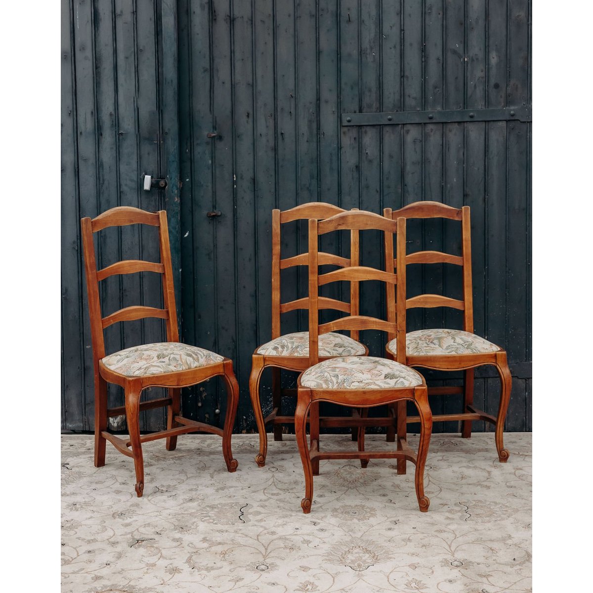 Lot de 4 chaises en bois Claude N°847 - Bon état bois foncé, DEBONGOUT