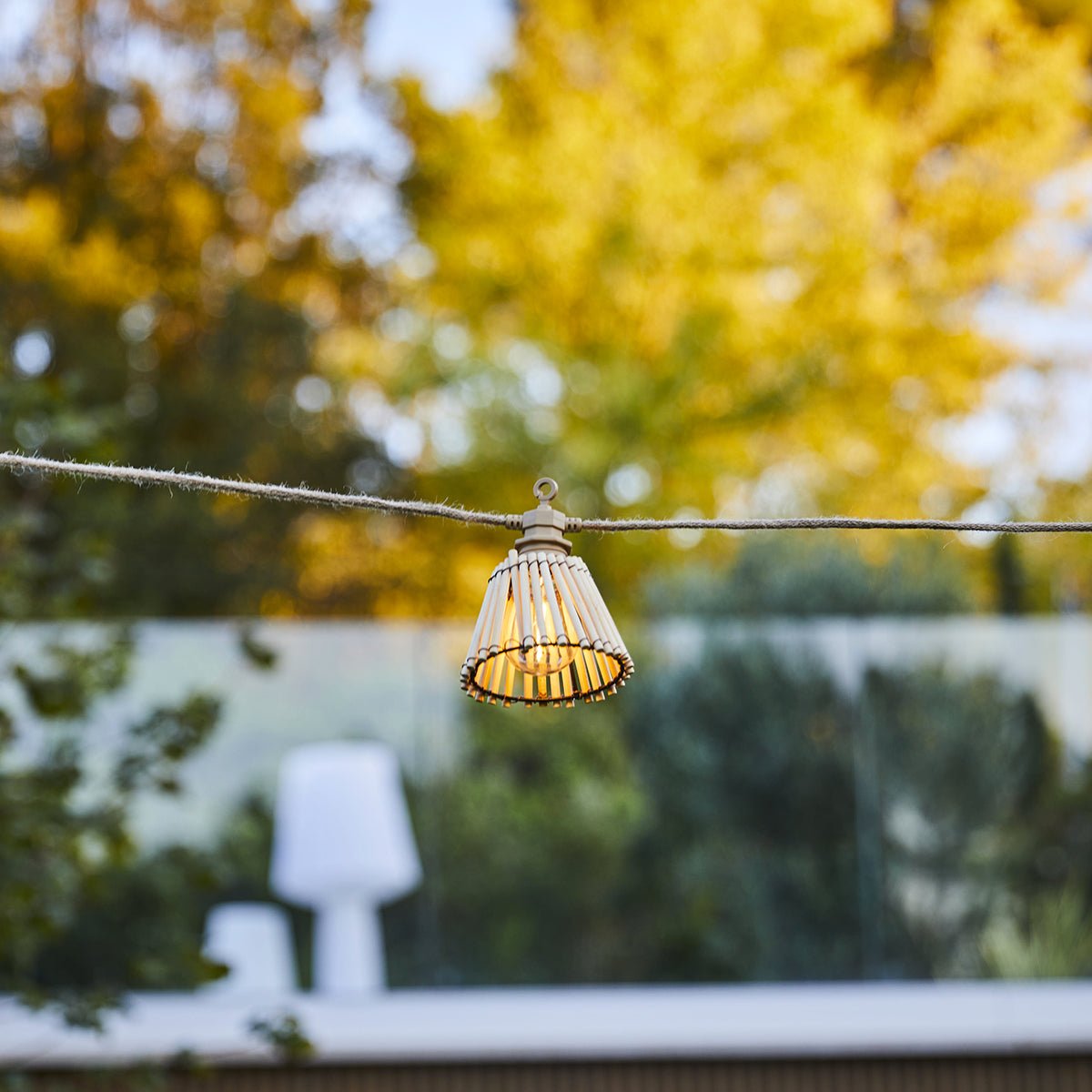 Guirlande lumineuse solaire et sur secteur raccordable en corde 20 ampoules transparentes LED blanc chaud dimmable NATURA LIGHT HYBRID 13m beige, LUMISKY