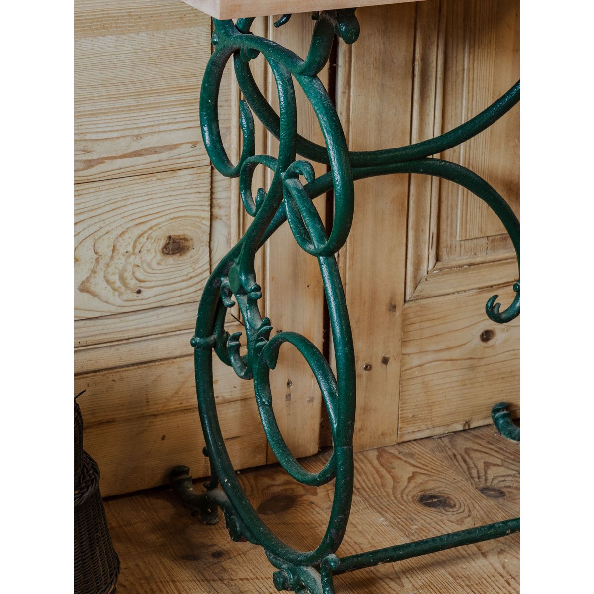 Table d'appoint en bois et fer vert Francine N°945 - Bon état vert, DEBONGOUT