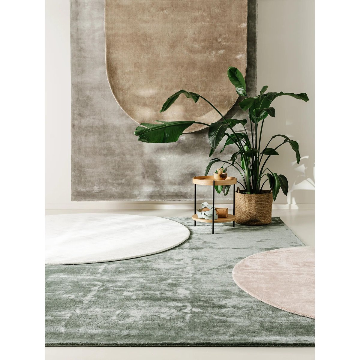 Tapis en viscose tissé main NELA gris, BENUTA 
