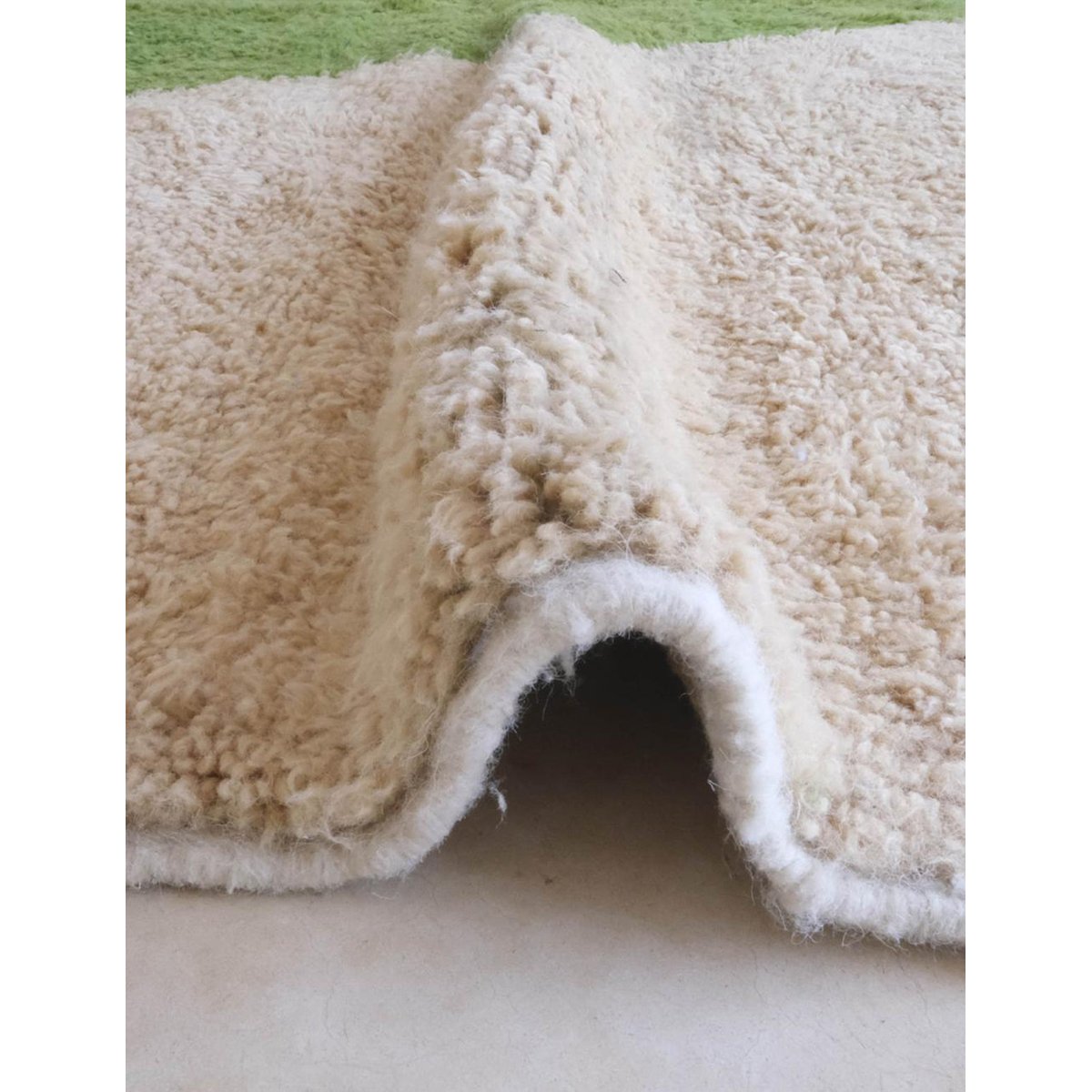 Tapis berbère contemporain aux lignes graphiques en laine 250 x 342 cm vert naturel, AFK LIVING