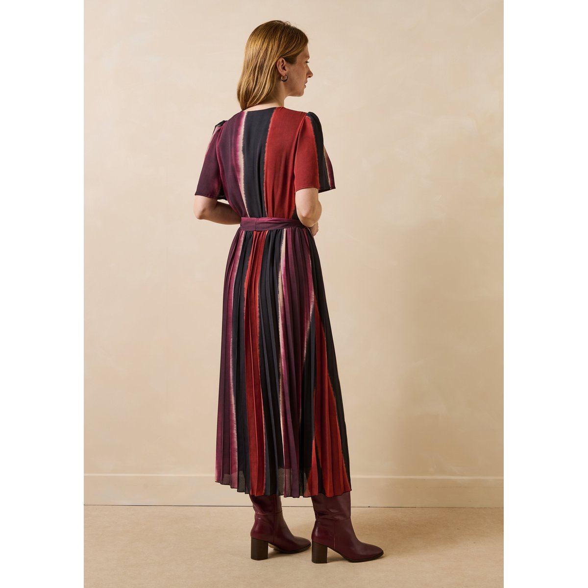 Robe longue fluide plissée à rayures vin/lipstick, LA FEE MARABOUTEE
