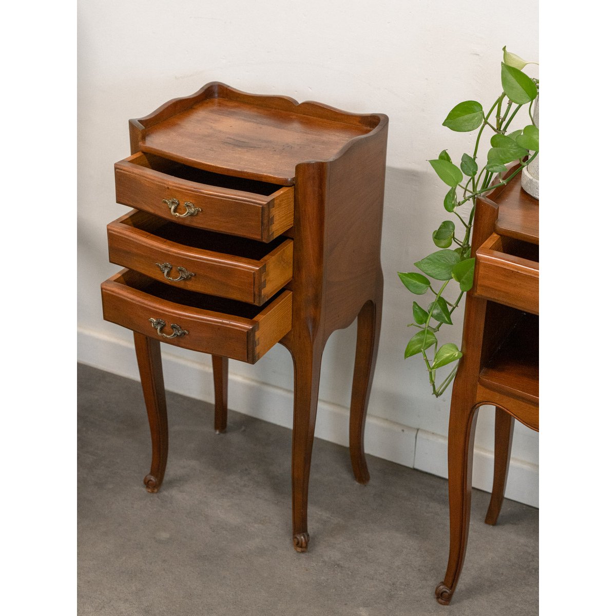 Paire de chevets en bois style Louis XV Odile N°1438 - Bon état bois foncé, DEBONGOUT