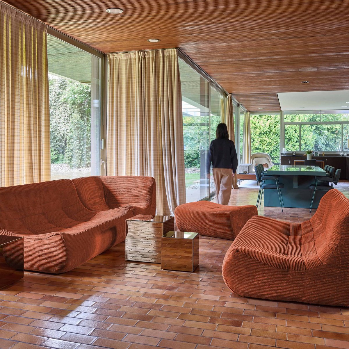 Canapé d'angle compressé modulable 7 places avec repose pied velours côtelé SOKOL terracotta, SWEEEK