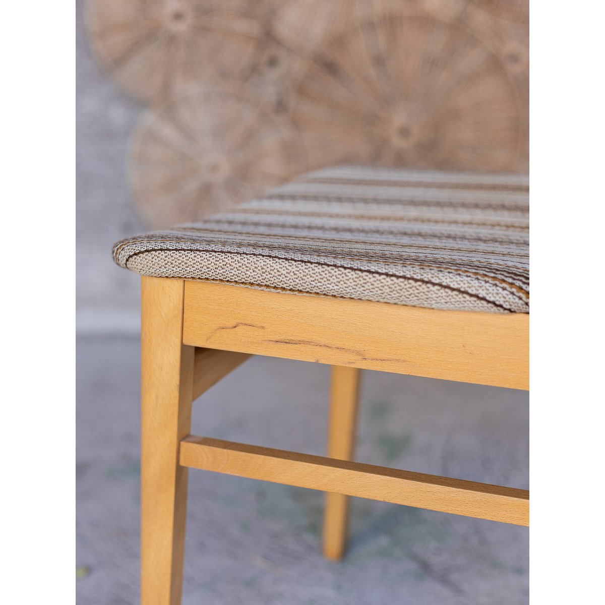 Paire de chaises aux assises rayées Alma N°1982 - Bon état bois clair, DEBONGOUT