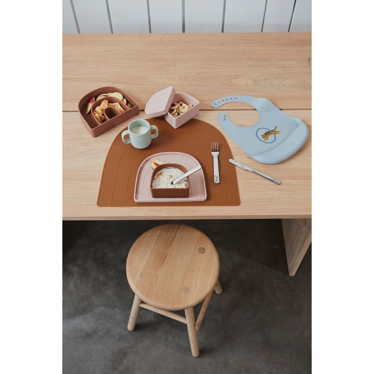 Assiette et bol en silicone arc-en-ciel MINI marron, OYOY LIVING DESIGN