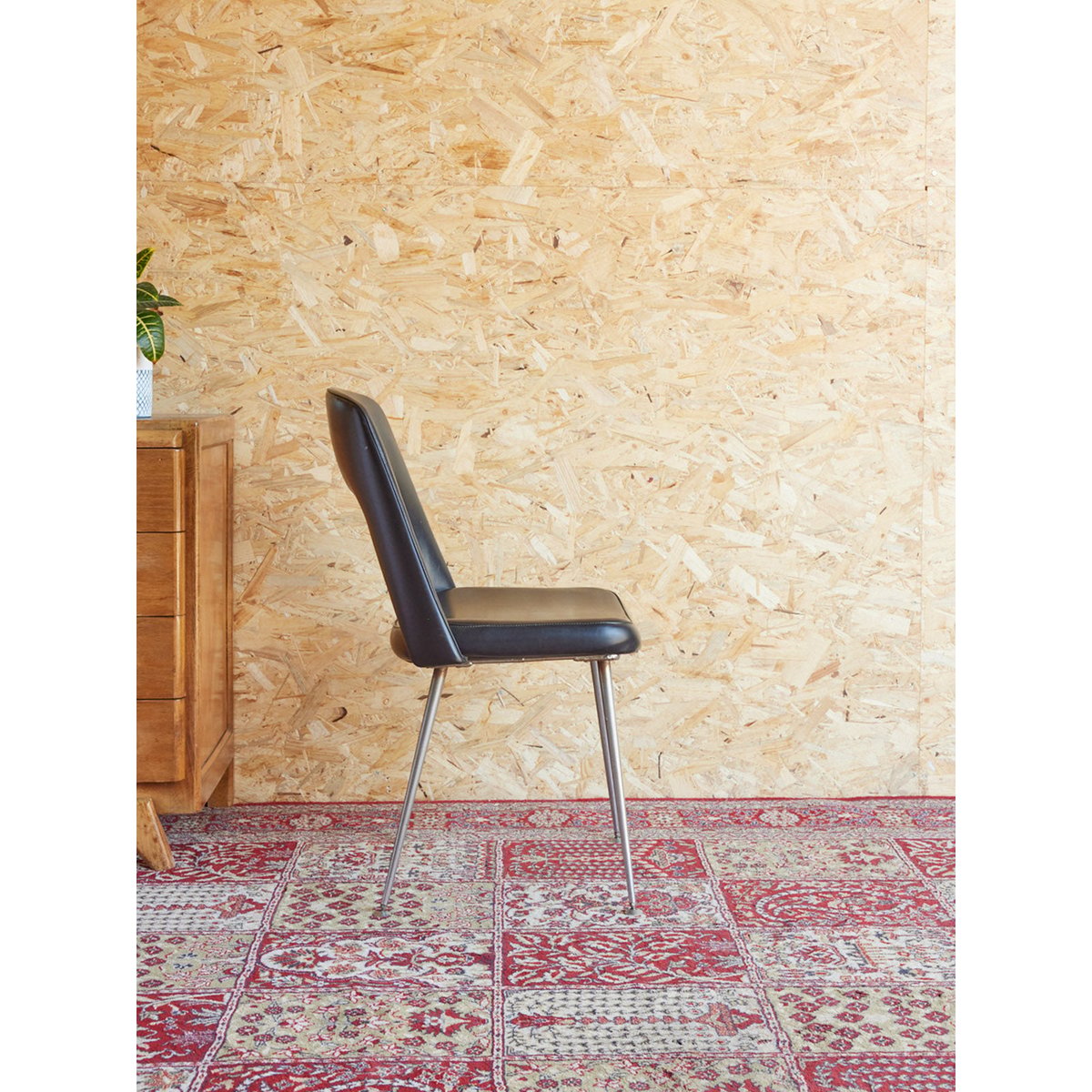 Paire de chaises en skaï Alma N°1580 - Bon état noir, DEBONGOUT