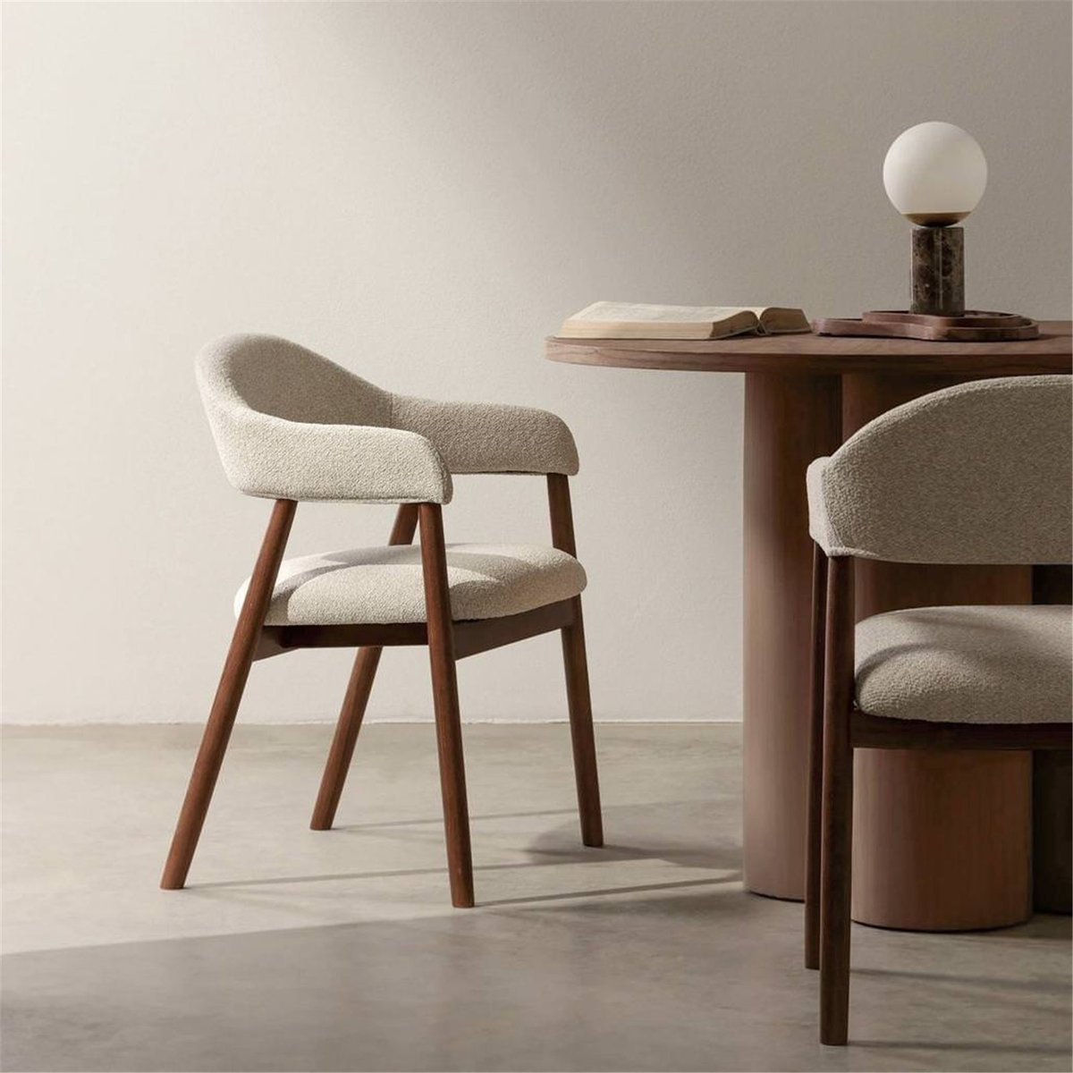 Chaise en bouclé collection LARIS beige foncé et chêne naturel, RECOLLECTION