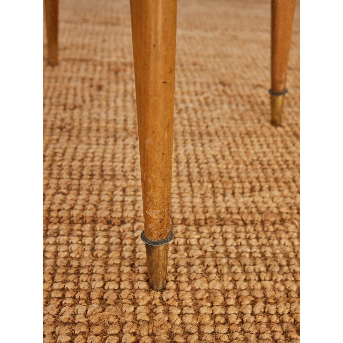 Lot de 4 chaises en skaï rouge Alma N°1591 - Bon état bois clair, DEBONGOUT