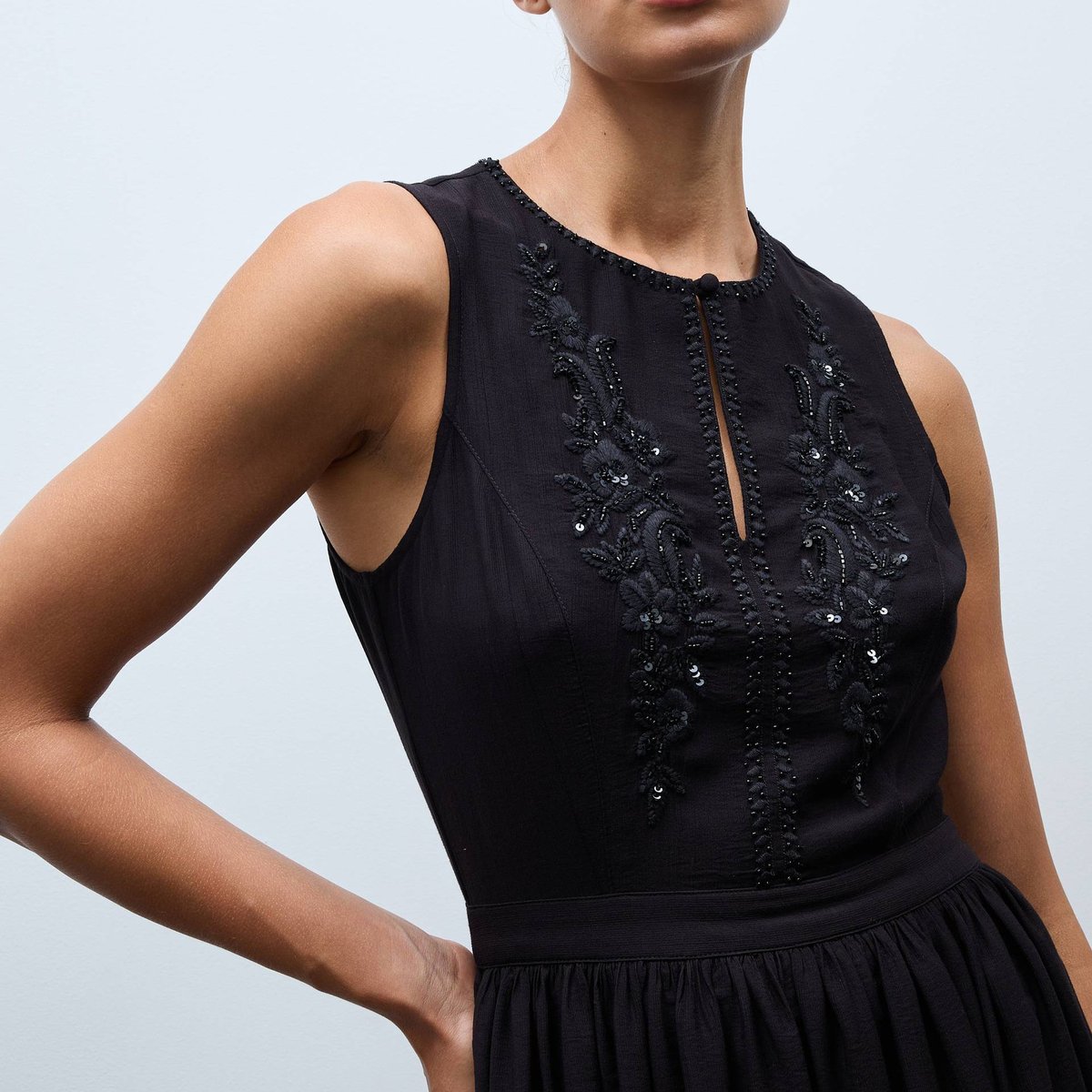 Robe longue sans manches cintrée avec détail de broderies et perles noir, MONOPRIX
