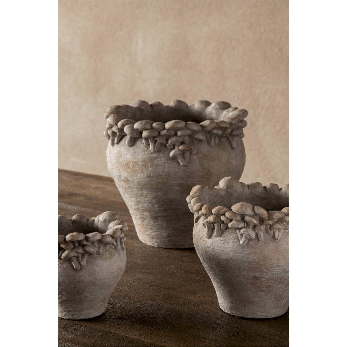 Cache-pot en ciment relief floral beige clair, RECOLLECTION