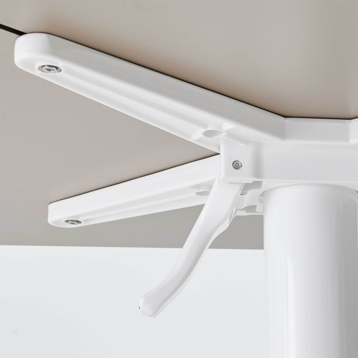 Table en HPL inclinable pied blanc et 2 chaises avec accoudoirs en métal jaune, OVIALA