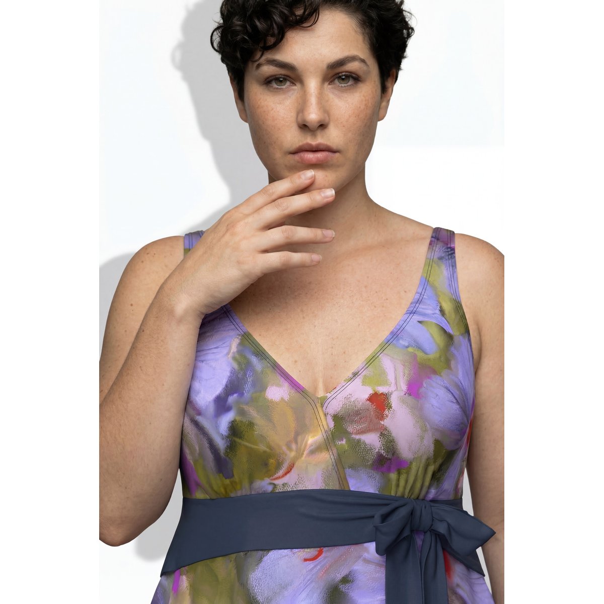 Robe de bain à fleurs, bonnets souples vert mousse, ULLA POPKEN