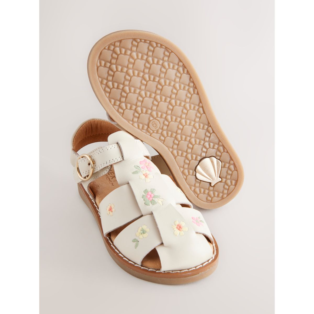 Sandales en cuir style pêcheur brodé neutre, NEXT