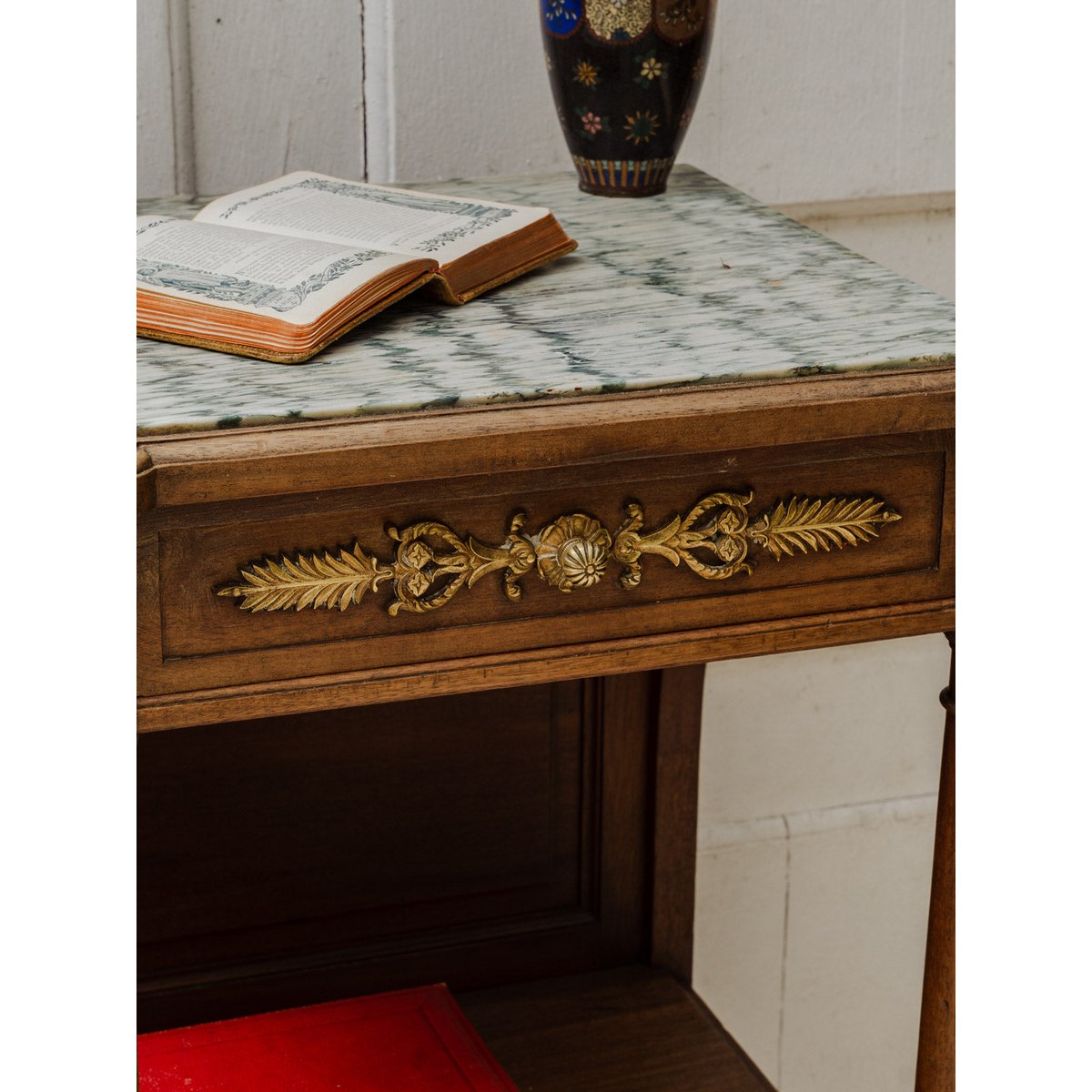 Meuble d'appoint en bois et marbre Francine N°967 - Bon état bois foncé, DEBONGOUT