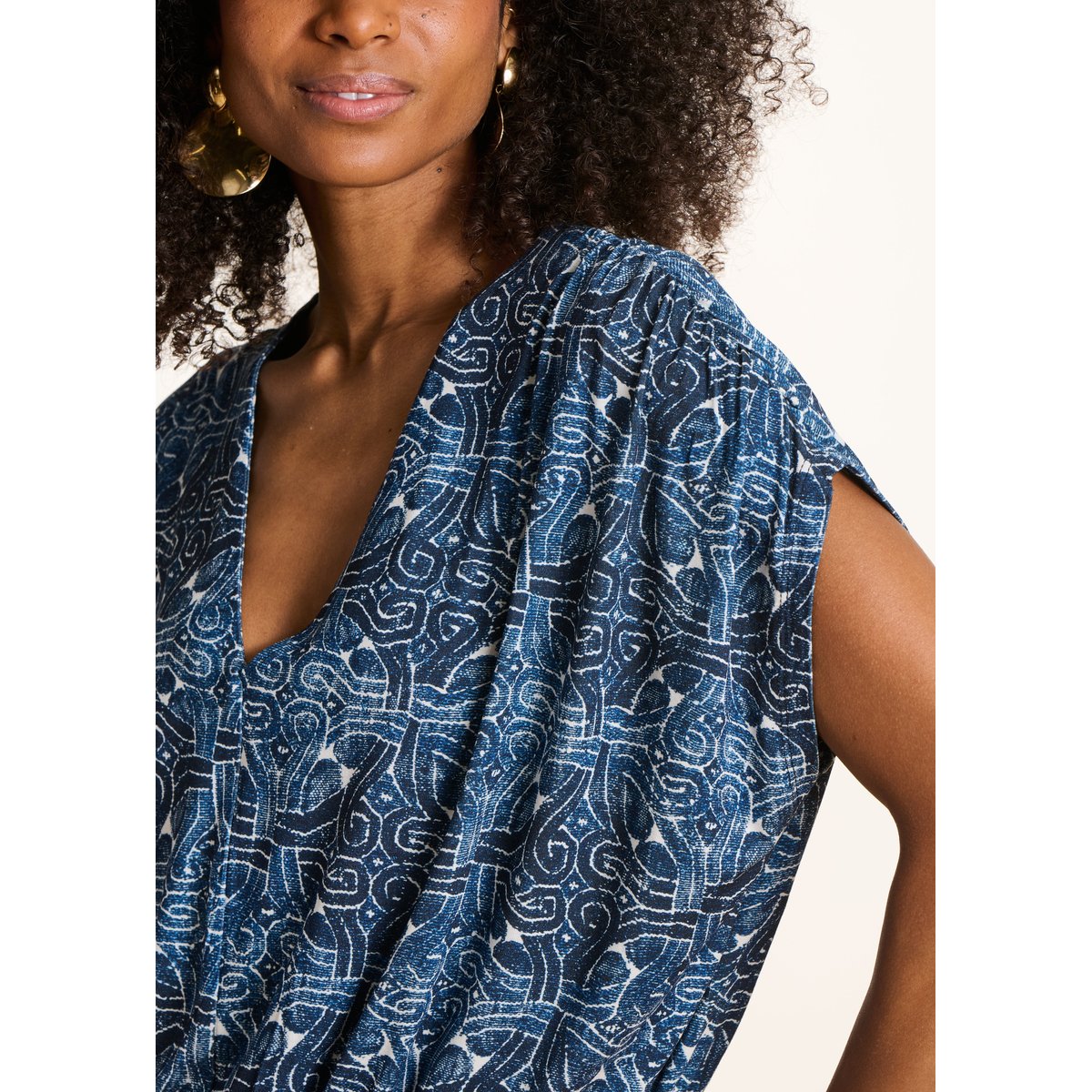 T-shirt col V à imprimé bleu, LA FEE MARABOUTEE