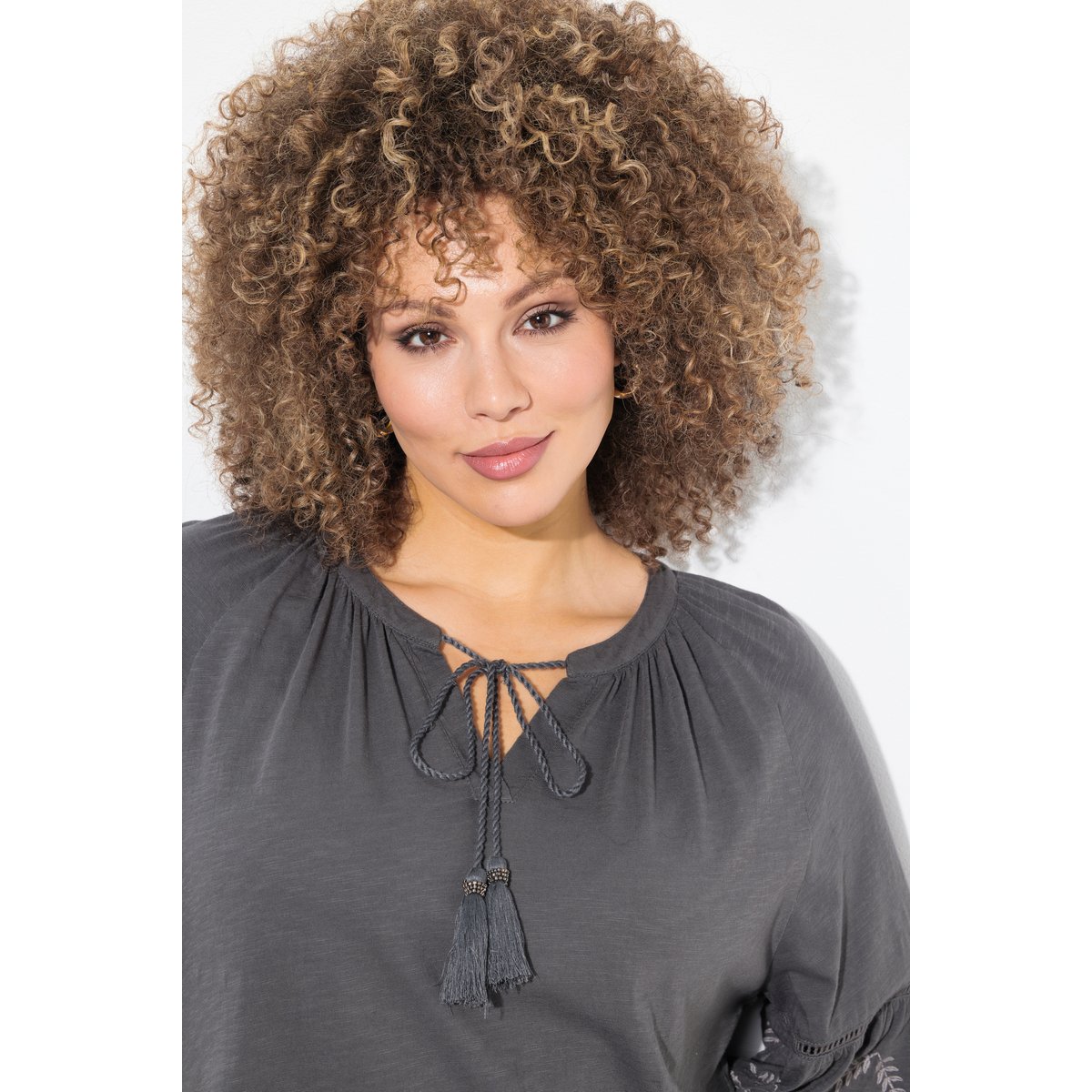 Robe en jersey avec broderies. Col tunisien gris graphite, ULLA POPKEN
