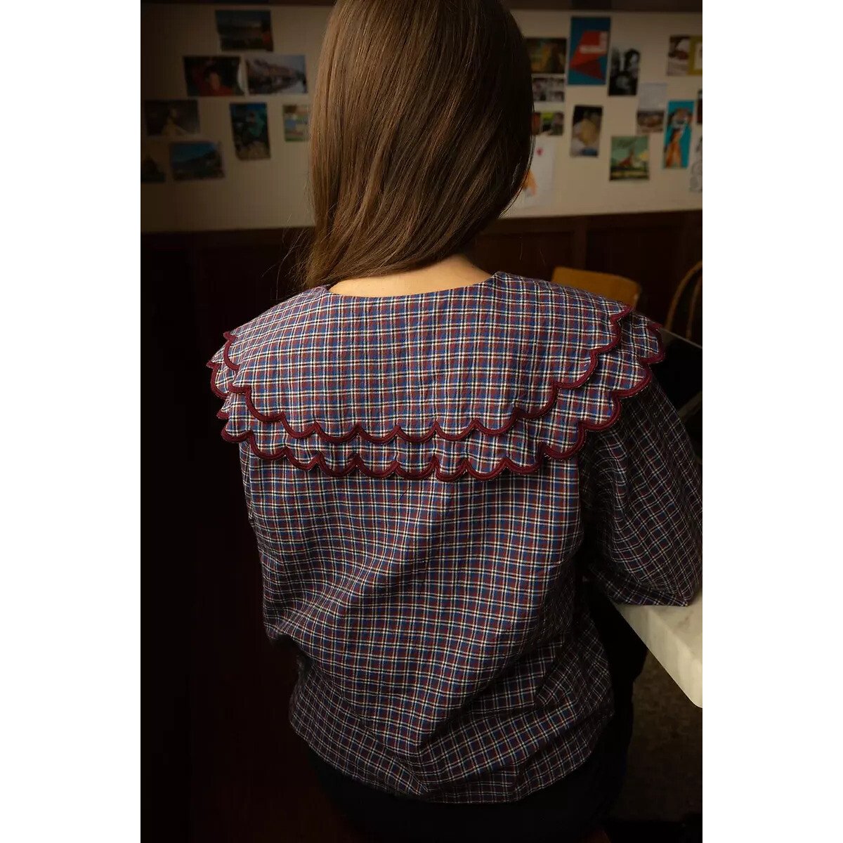 Blusa com gola Claudine, xadrez, BHALLAN quadrados azuis/vermelhos, APACHES COLLECTIONS