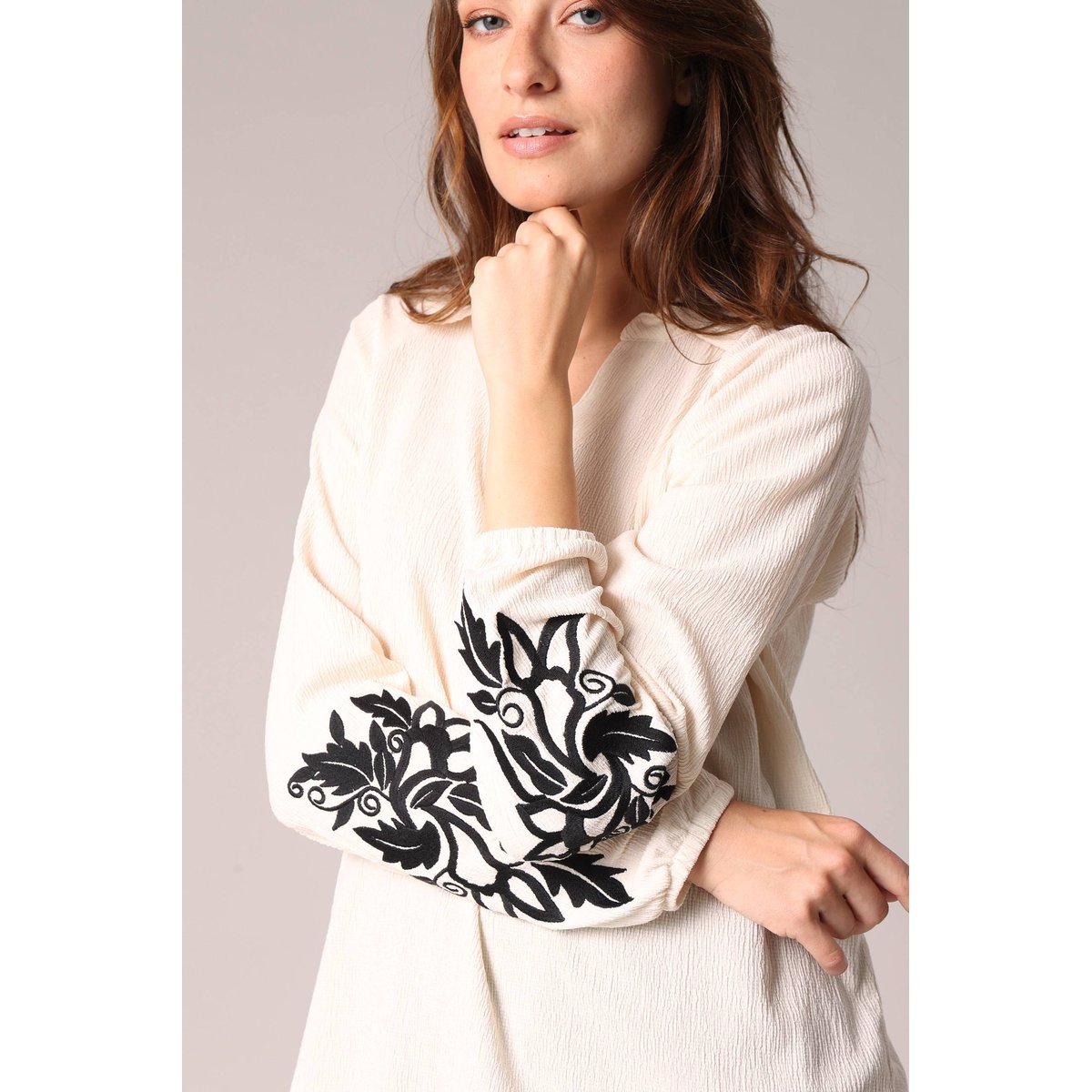 Blouse fluide avec broderies contrastées sur les bras ZOYA cream, DEELUXE