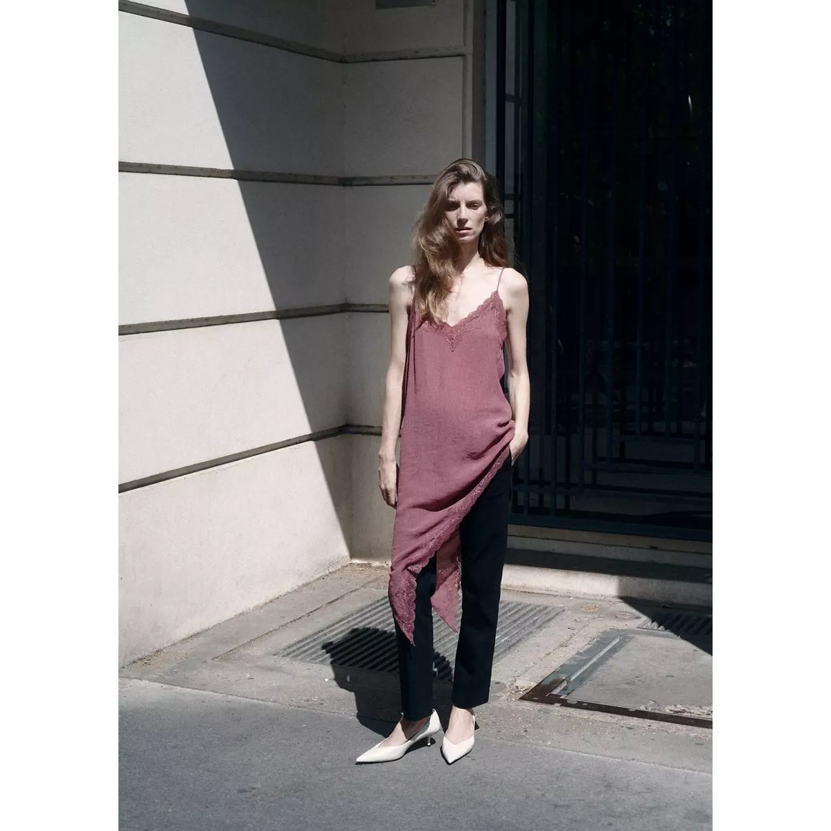 Top lingerie dentelle asymétrique rose, MANGO
