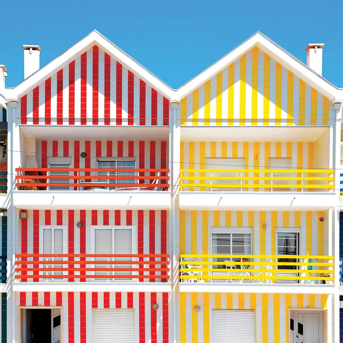 Affiche welcometoportugal houses of striped colors affiche + cadre en bois - noir, HEXOA