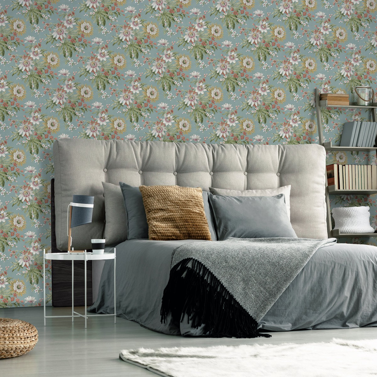 Papier peint Fleurs de la passion printemps vert, écru, rosé et ocre sur fond bleu-vert, BOUTIQUE