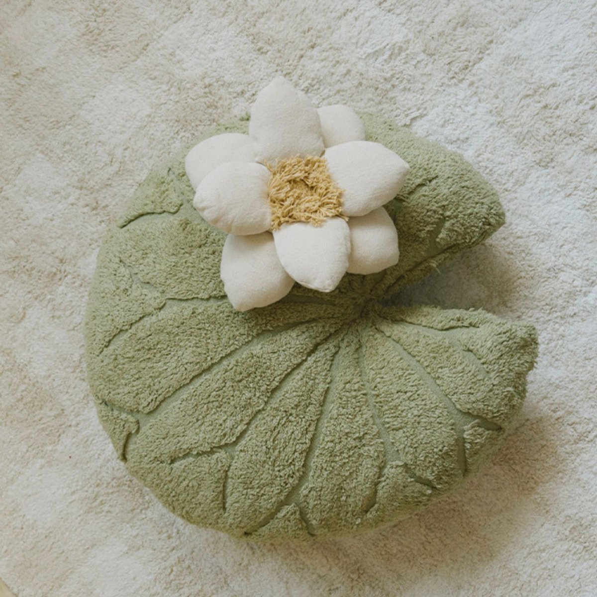 Coussin de sol Nénuphar SWAN LAKE matcha, naturel, soie de maïs, miel, LORENA CANALS
