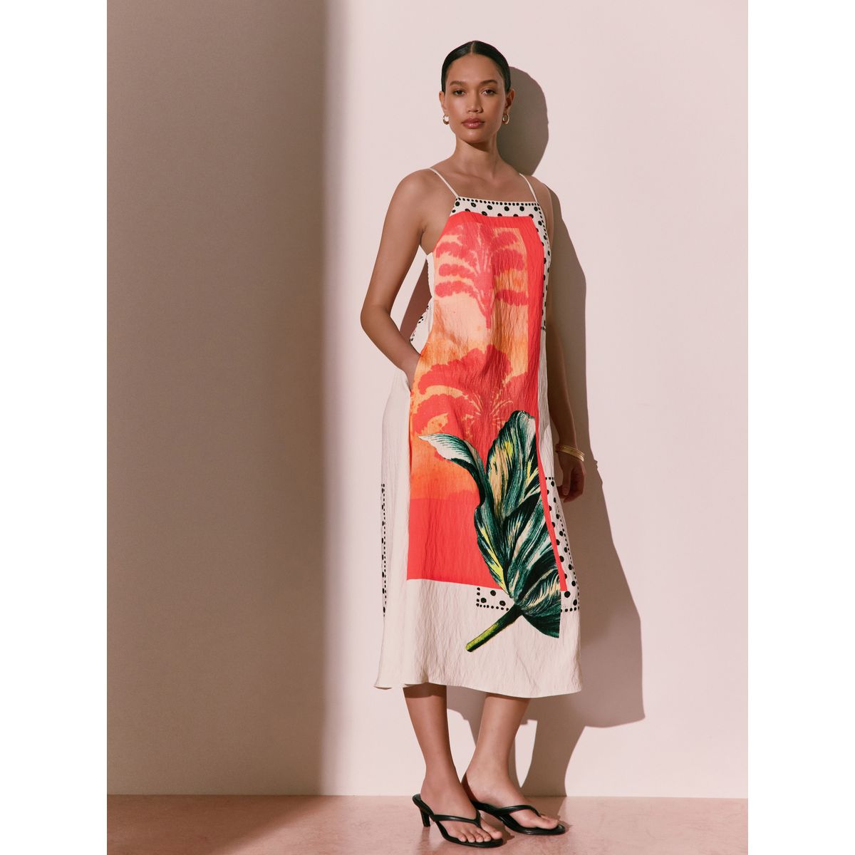 Robe caraco mi-longue à col carré en lin collection kew, imprimé palmier rouge/orange, NEXT