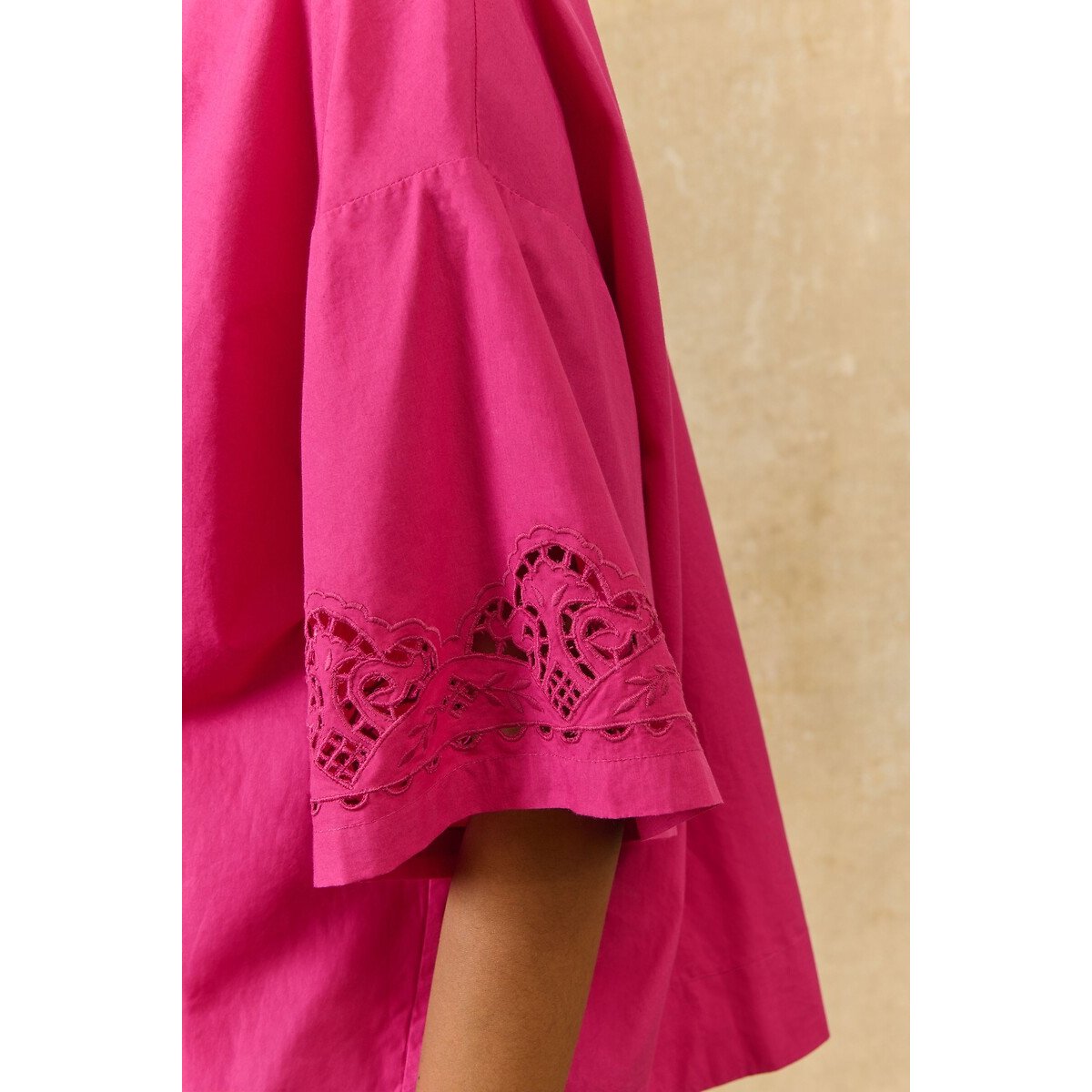 Blouse à manches courtes col rond avec broderies, FEONYS fuchsia, LOUISE MISHA