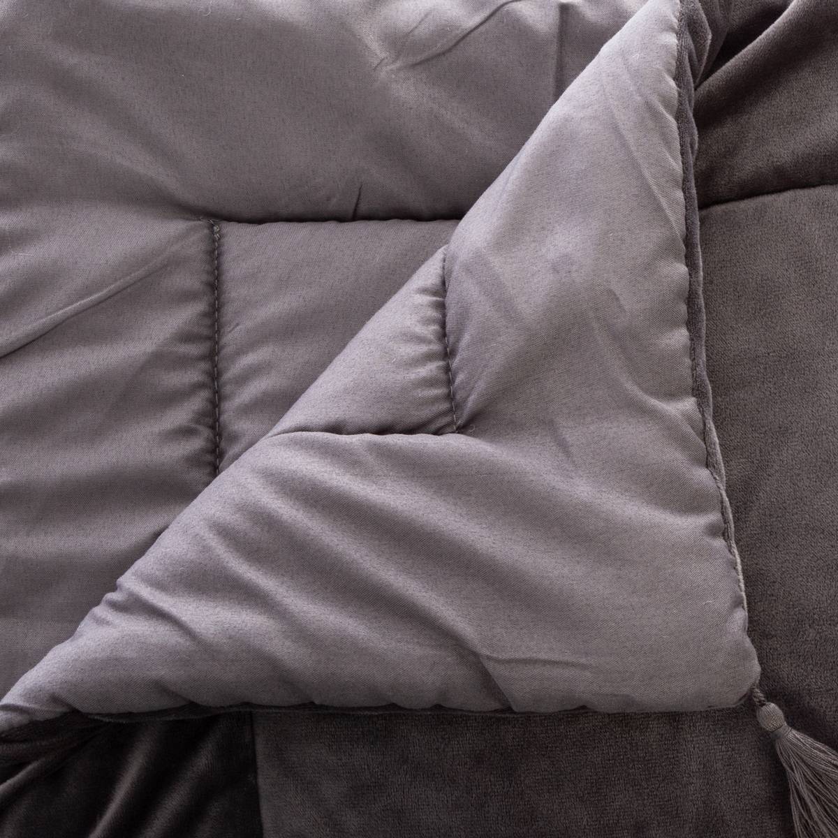 Édredon en velours avec pompons SONIA gris, ATMOSPHERA