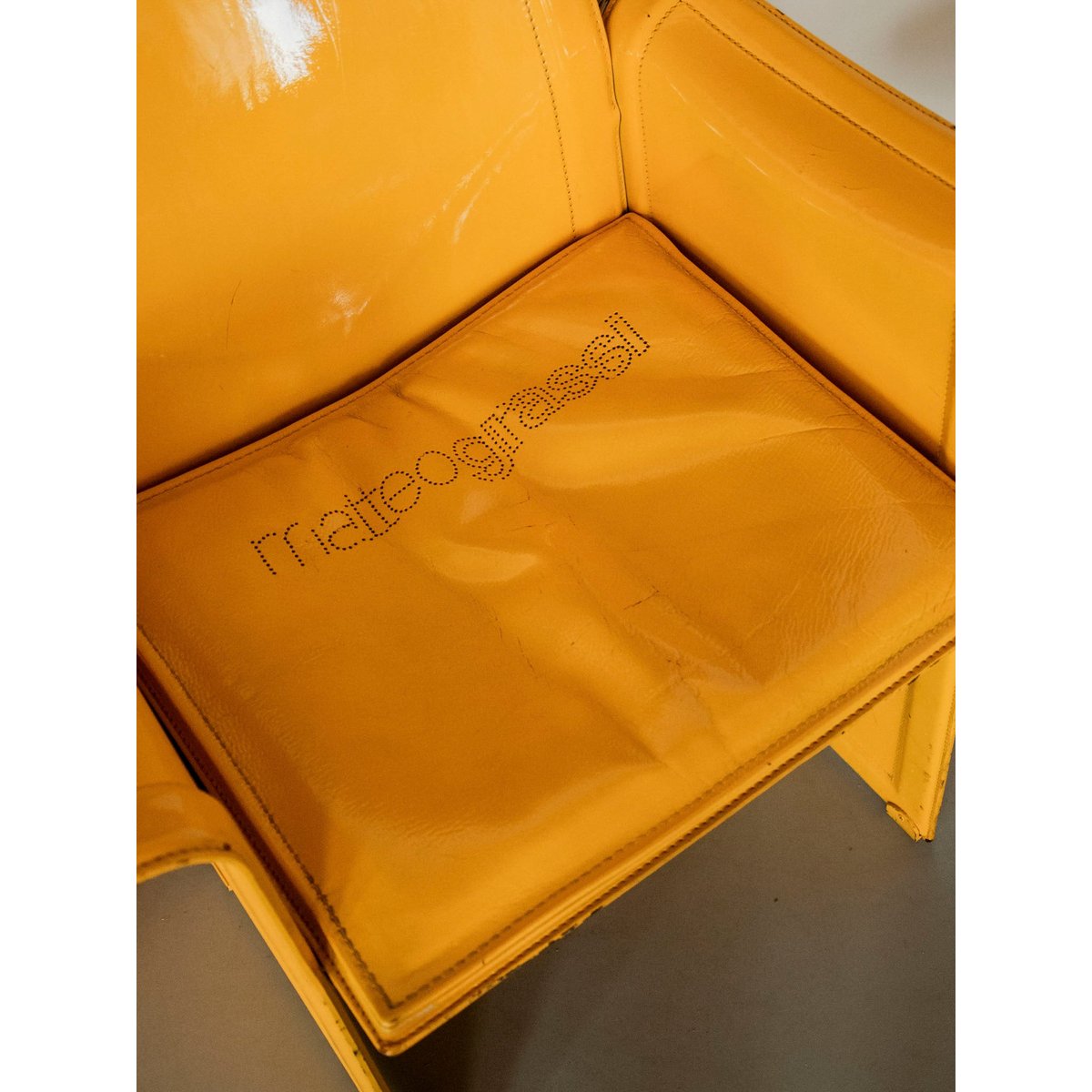 Paire de fauteuils en cuir jaune Jakob N°1240 - Bon état jaune, DEBONGOUT