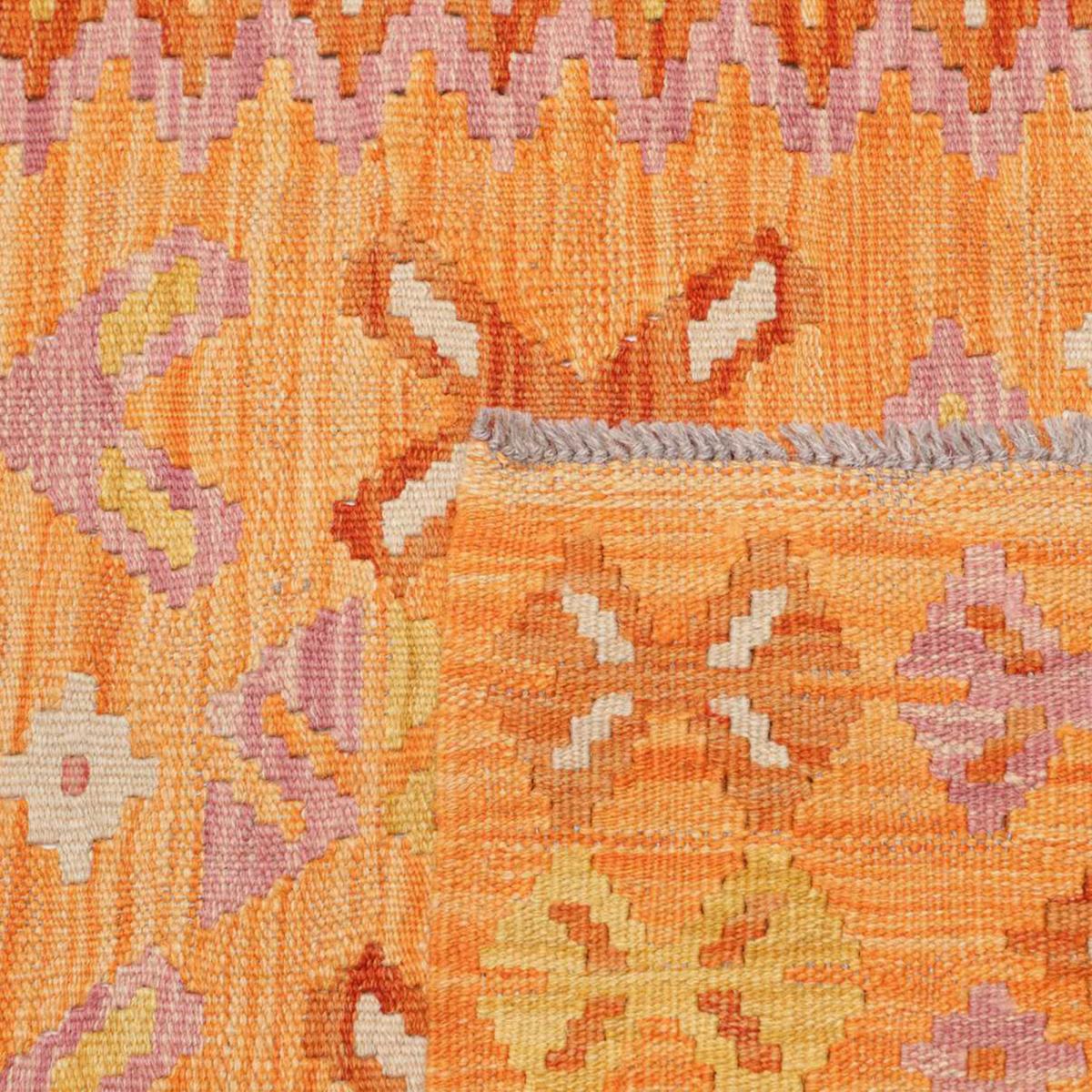 Tapis kilim au motif ethnique, tissé à plat en laine naturelle orange, rose, rouge, UN AMOUR DE TAPIS