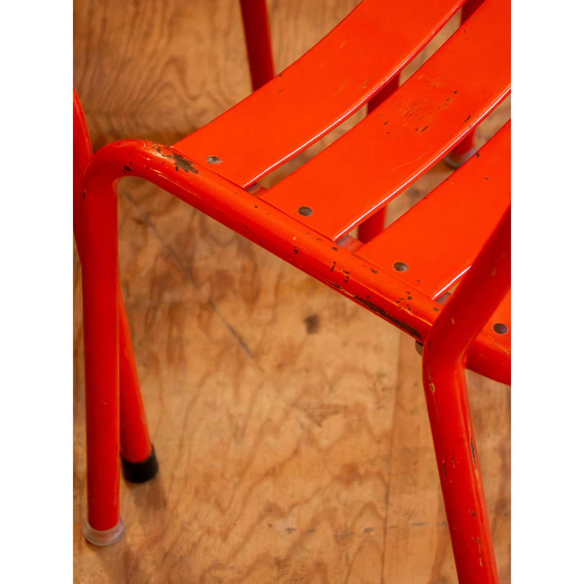 Lot de 6 chaises en métal rouges Alma N°2034 - Bon état rouge, DEBONGOUT