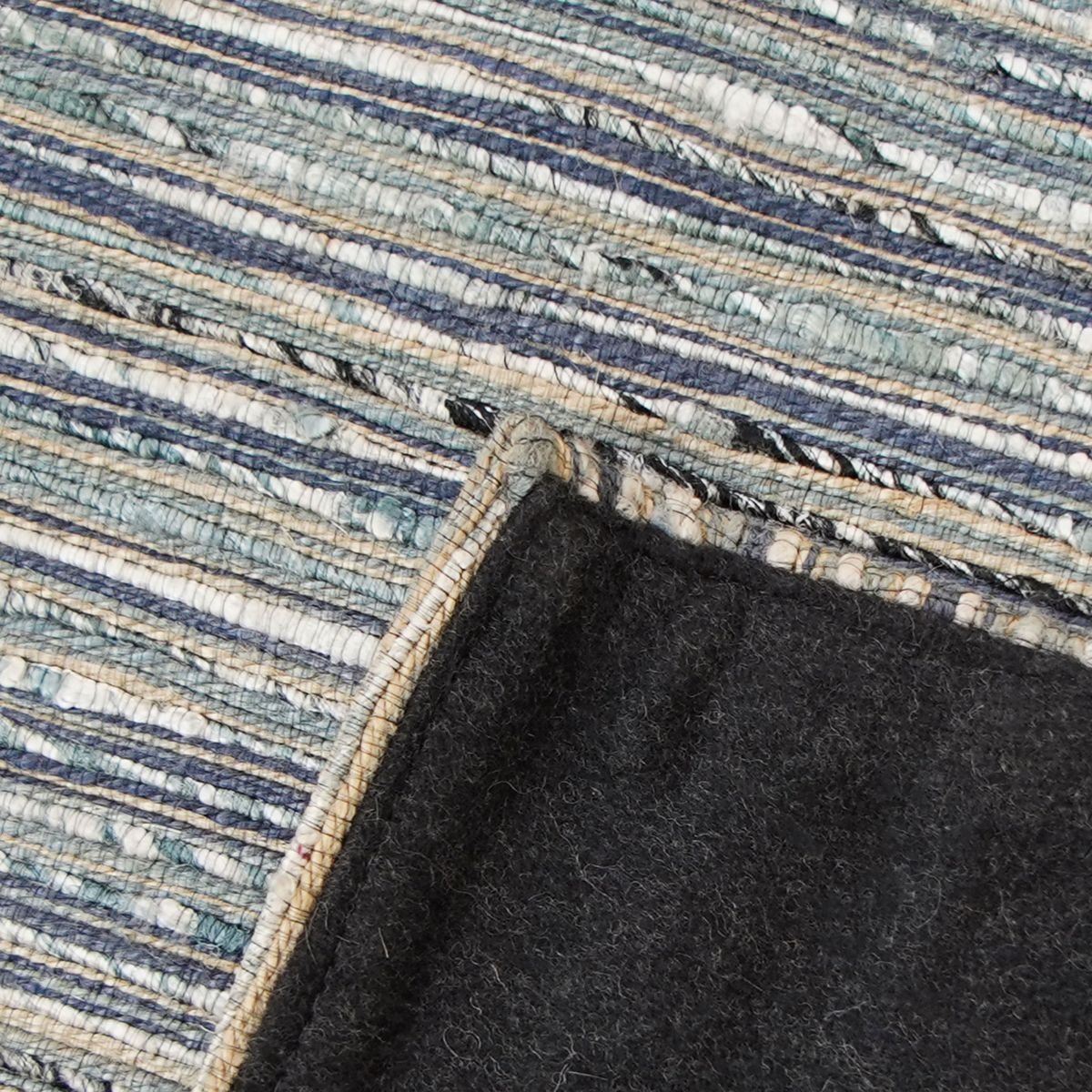 Tapis tressé fausse soie, chanvre, laine   EFFLUVE gris, THE DECO FACTORY
