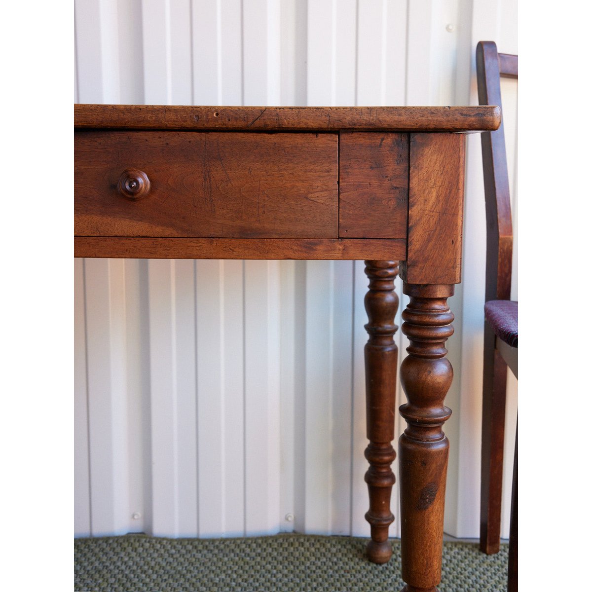 Table d'appoint en bois Francine N°1594 - Bon état bois foncé, DEBONGOUT