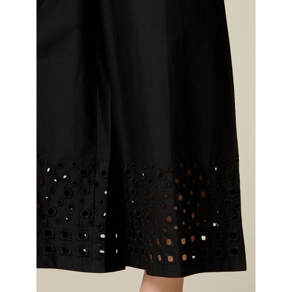 Pantalon cropped avec broderie sur le bas noir, OLTRE
