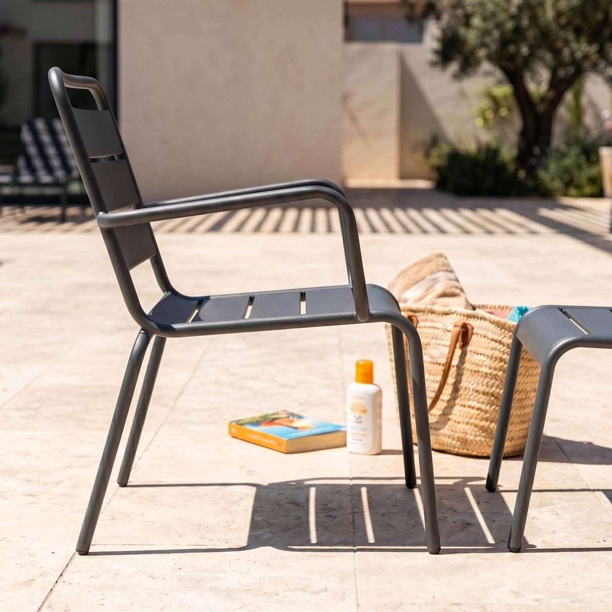 Fauteuil de jardin bas en métal et repose-pieds, PALAVAS gris anthracite, OVIALA