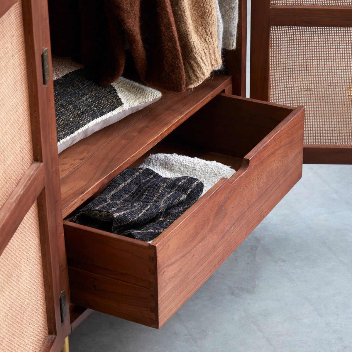 Armoire en Orme massif, LISBETH marron, TIKAMOON