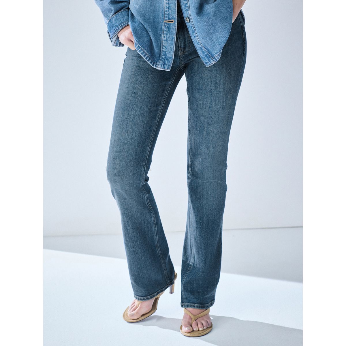 Jean bootcut en denim à taille mi-haute bleu moyen, NEXT