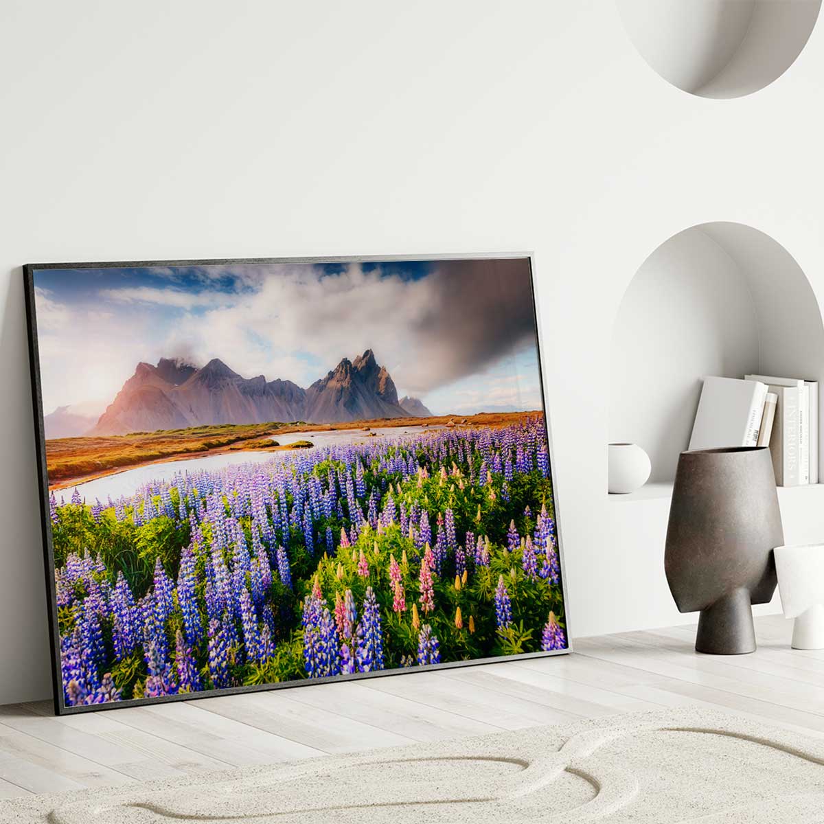 Affiche encadrée – Champ fleuri face aux montagnes affiche + cadre en métal - noir, HEXOA