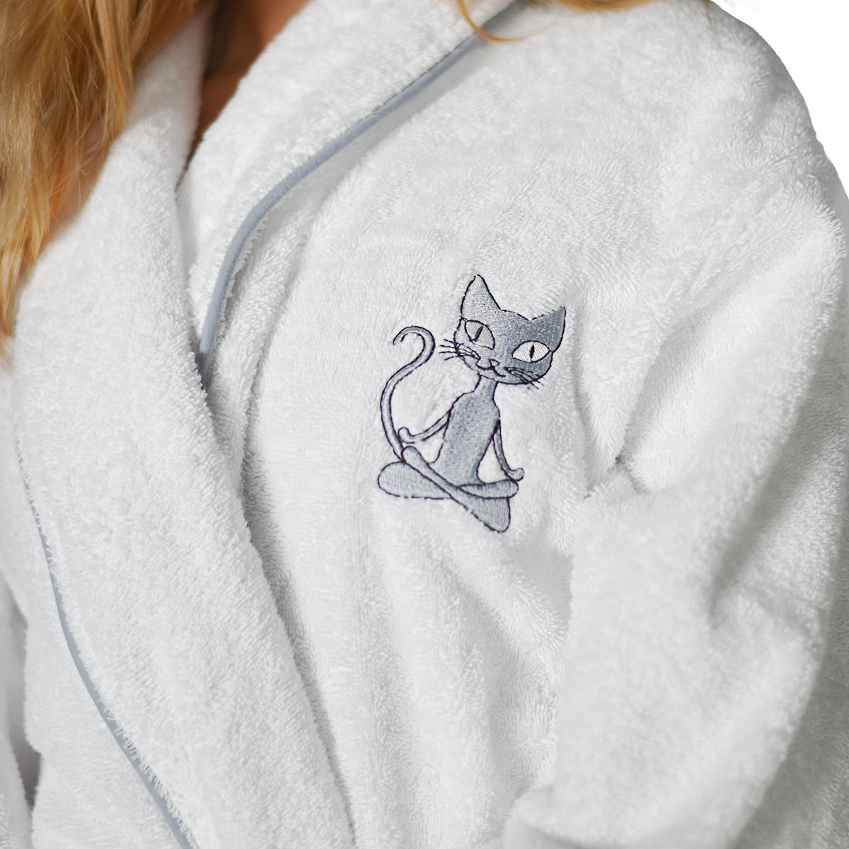 Peignoir brodé col châle 420 g/m² YOGI CAT blanc, SENSEI MAISON