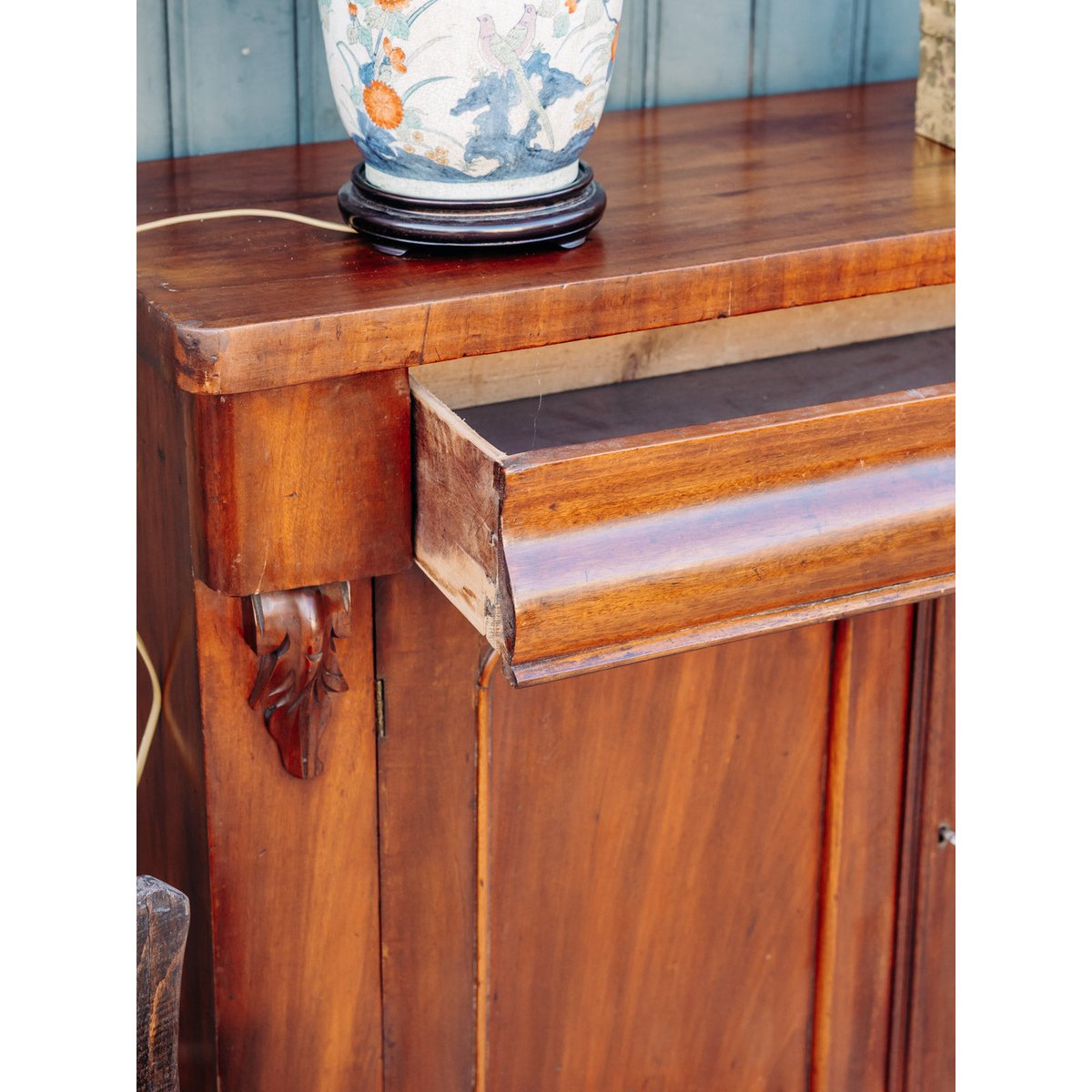 Buffet fin en bois foncé Gilbert N°605 - Bon état bois foncé, DEBONGOUT