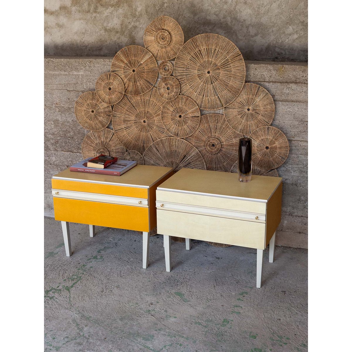 Paire de tables de chevet des années 70 Maïa N°1565 - Bon état jaune, DEBONGOUT