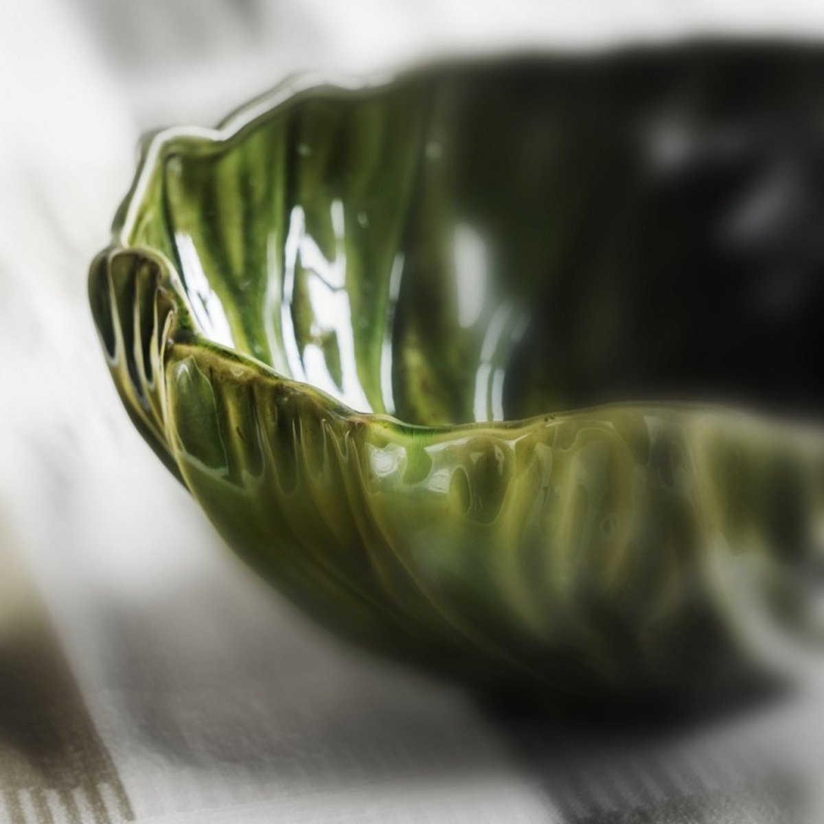 Saladier grès sculptural vert foncé, MADAM STOLTZ