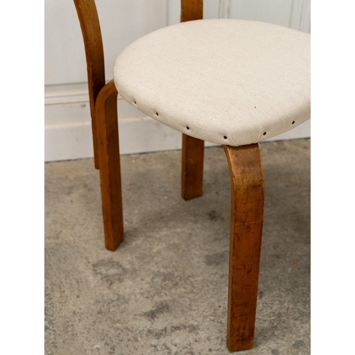 Paire de chaises No.68 en bois et lin Alma N°1690 - Bon état bois clair, DEBONGOUT