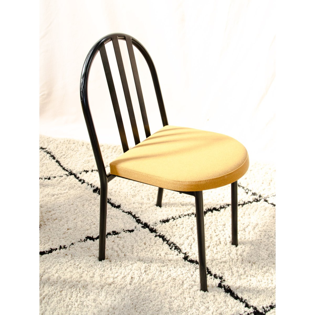 Lot de 4 chaises en métal noir et tissu Alma N°2137 - Bon état noir, DEBONGOUT